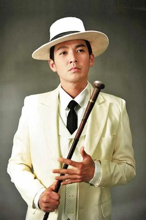 钟汉良内地拍戏多年普通话仍然没长进,天赋有限还是靠配音不敬业