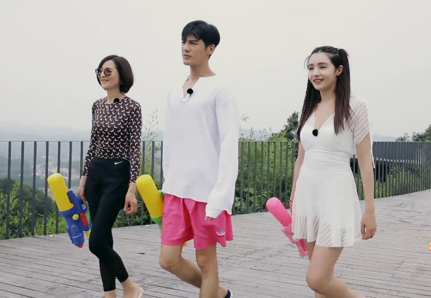 不像是当了奶奶的人,如果单看背影的话和麦迪娜看起来就像是姐妹一样