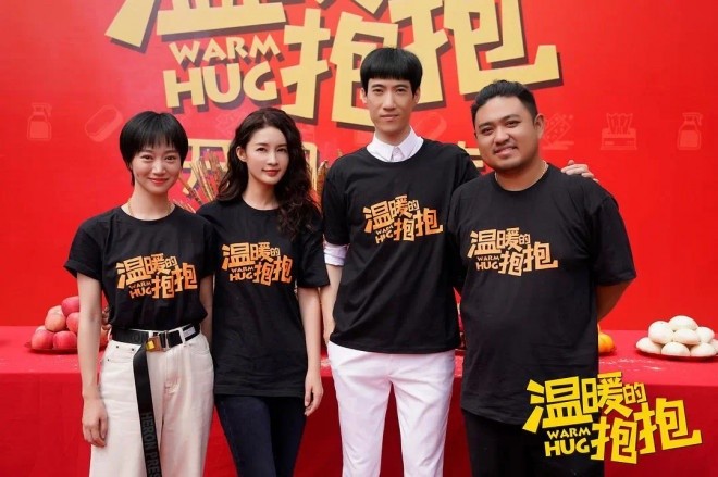 常远发动朋友圈拍温暖的抱抱能否转型成功