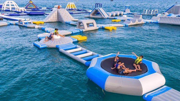 海上城堡乐园内的所有设施,均是由充气蹦床组成,包括了跳高杆,跨栏,z