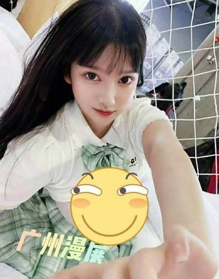 广州漫展16岁女孩撩上衣火了,孩子,你的尊严要远比金钱贵重