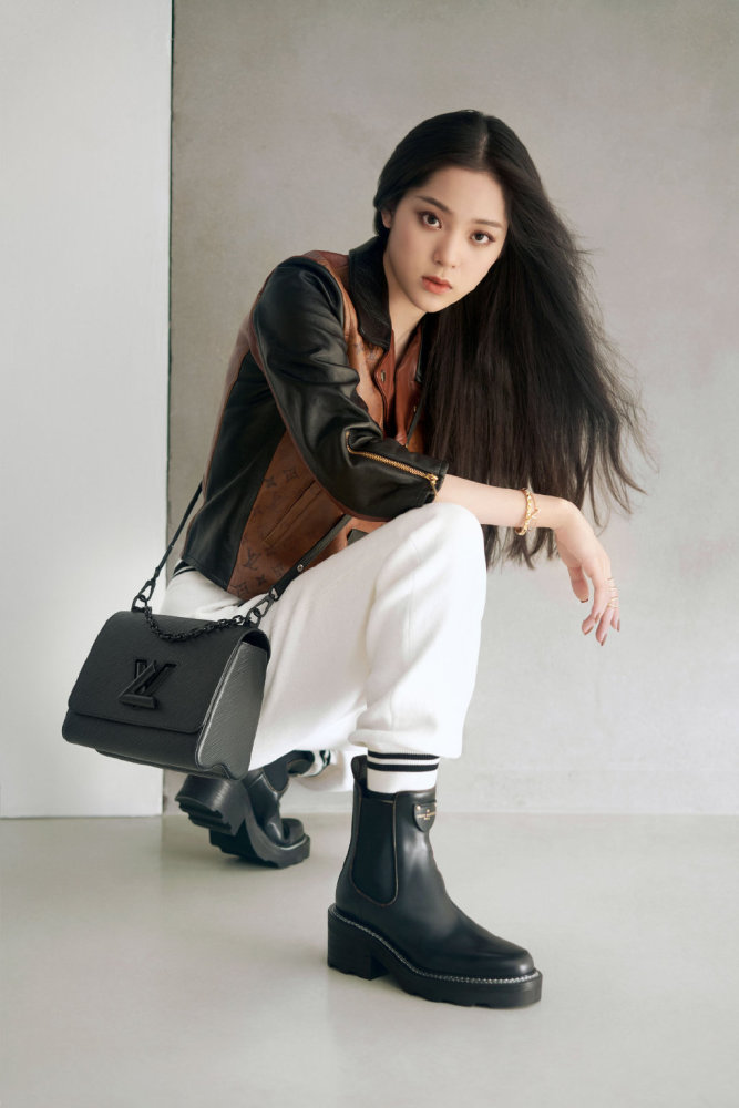 欧阳娜娜成大牌品牌挚友,穿机车服束脚裤配短靴,帅得人心跳加速