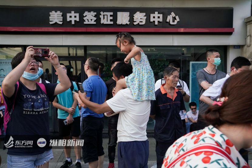 林杰伟|成都美领馆的最后一夜：美总领事现身 市民称“中美本应是朋友”