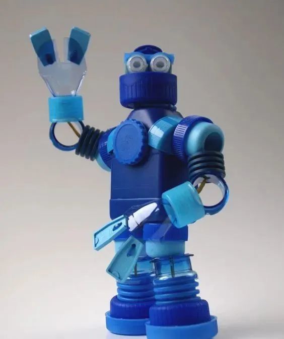 也许,ta也能做出让人超级惊艳的塑料瓶机器人呢家长只需要做出引导