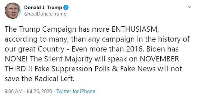 特朗普|特朗普朝民众扔印着“让美国继续伟大”的帽子，并嘲笑拜登没热情