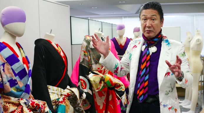 据共同社报道,国际著名的日本时装设计师山本宽斋(kansai yamamoto)于