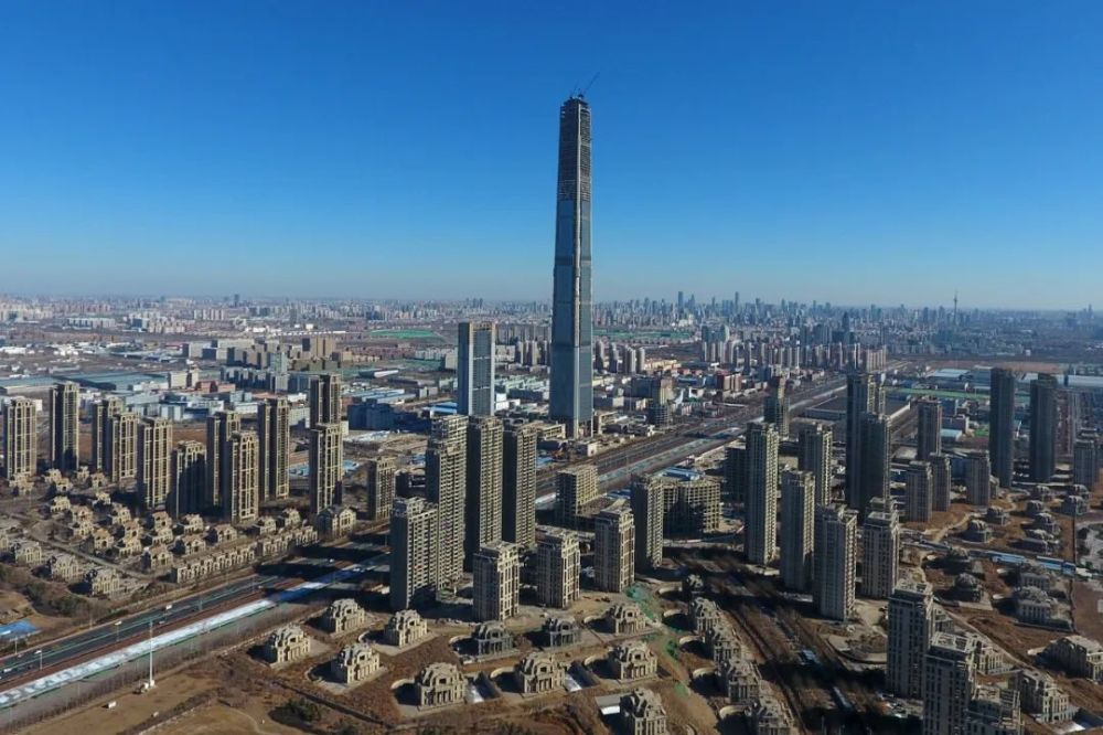 现在潘苏通被人称作香港地产豪商,但其实最开始高银集团前身松日公司