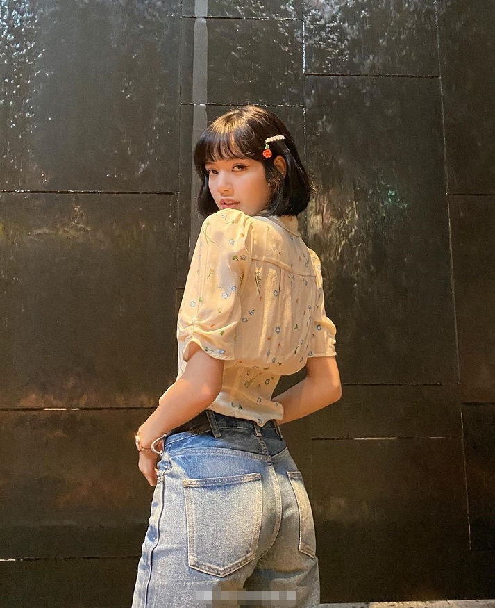 lisa活动照被疯传,穿露脐装搭配牛仔裤,转身那一刻:身材绝了