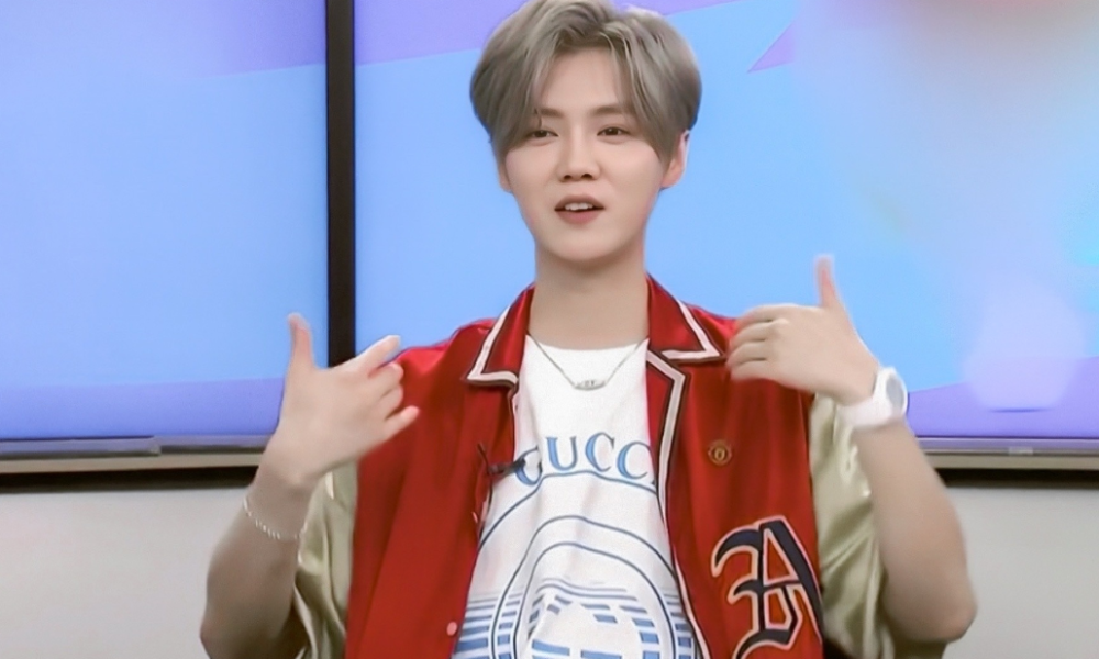 业余中的顶尖,鹿晗解说曼联,称踢球风格是c罗和贝克汉姆的结合(1)