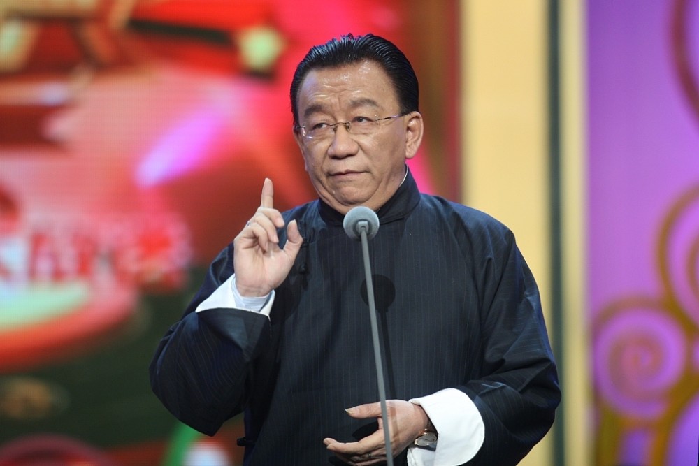 侯耀华手持"厚德载物",捐款数额被扒,结果比p图捐款更尴尬_腾讯新闻