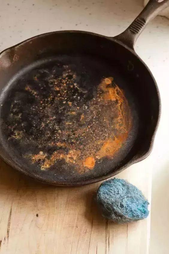如果铝制锅烧焦了,可在锅中放个洋葱和少许的水加以煮沸,不久后所有的