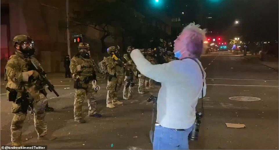 波特兰|越战老兵在波特兰街头训斥警察 下一秒被喷胡椒喷雾