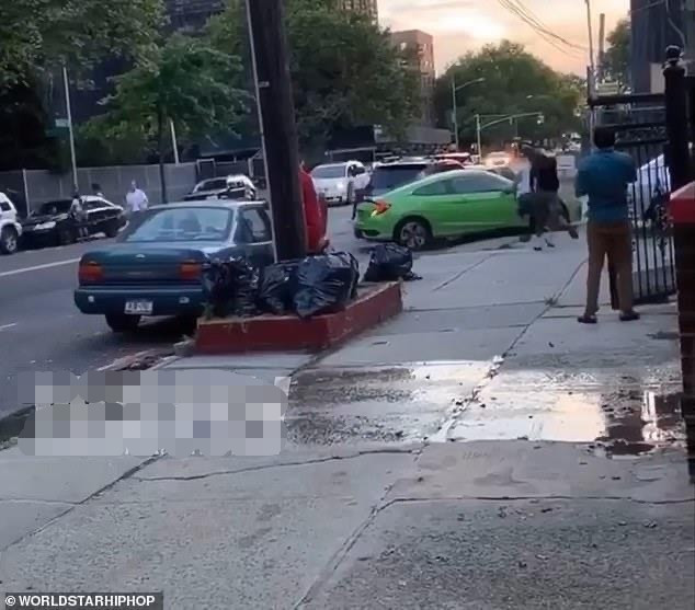 暴徒|男子大街上被一群青少年围殴，女友直接驾车撞向暴徒，多人被撞飞