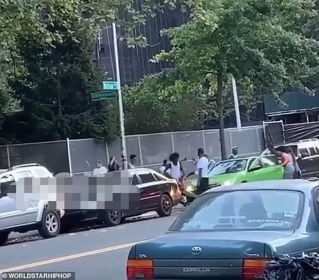 暴徒|男子大街上被一群青少年围殴，女友直接驾车撞向暴徒，多人被撞飞