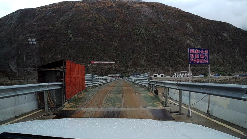 自驾川藏318巴塘至左贡为避封路六点就出发发现东达山长高了122米