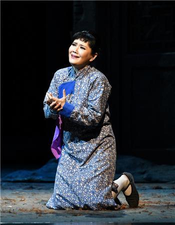 但他依然无法逃脱进入车夫该有的"辙",他被夏太太引诱染上了性病之后