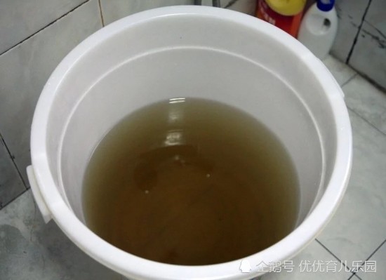 一盆艾叶洗脚水,一盒58.9元的膏药,拾荒的丑娘愿意带10年孙女