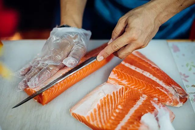 男子左肝被 掏空 体内取出虫卵 医生 你还敢这样吃鱼吗 腾讯新闻