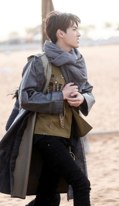 减肥后的吴亦凡到底有多帅?30元雨衣穿成万元高定,这身材绝了