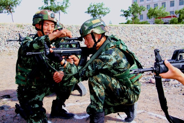 练兵备战进行时直击武警官兵火热训练场