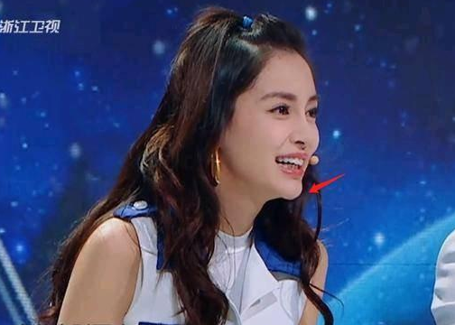 杨颖真的整容了录制节目时她全程托下巴手松开后一目了然