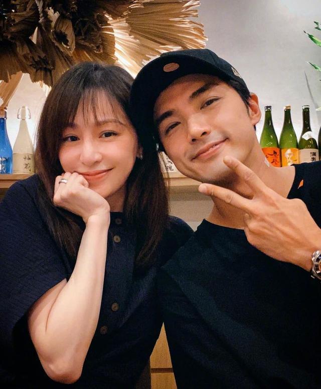 王心凌晒与贺军翔合影引回忆杀38岁素颜难掩老态比身旁人显老