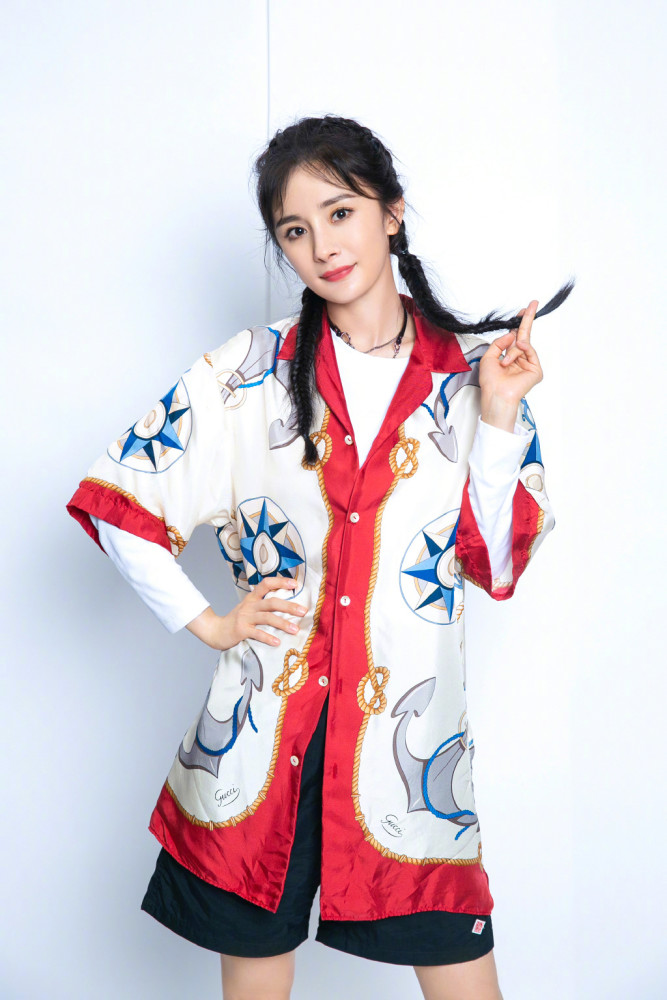 这是18岁的杨幂吧?穿红边印花衬衫扎俩麻花辫,一点不像孩子妈