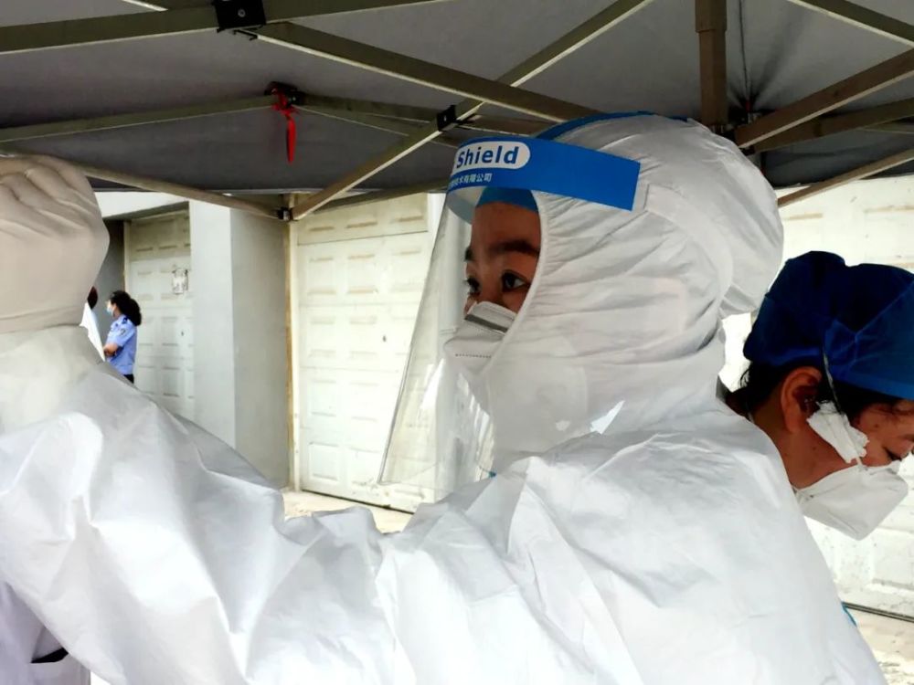 大连瓦房店医护人员全副武装与时间赛跑