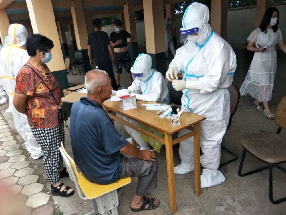 大连瓦房店医护人员全副武装与时间赛跑