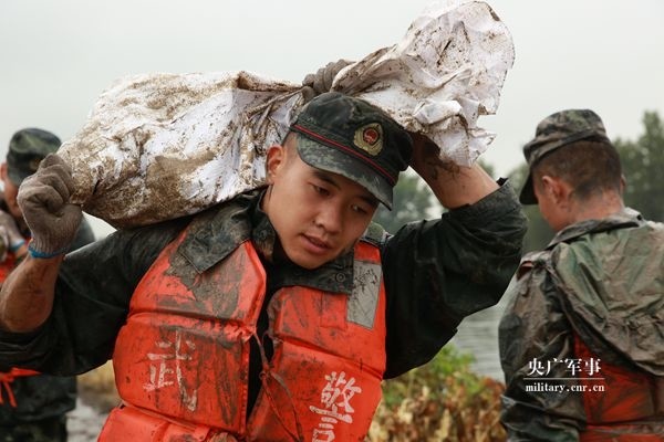 洪水不退人民子弟兵不退是他們撐起抗洪搶險第一線