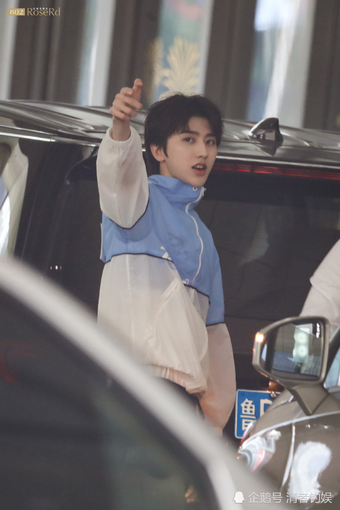 跑男青岛路透,今日份蔡徐坤最新帅照已上线,清爽迷人,颜值吸睛