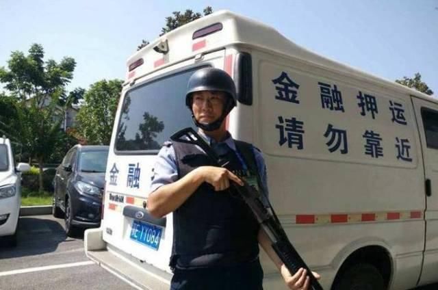 运钞员押运钞票用霰弹枪,高考试卷押送却是步枪,这究竟是为何?