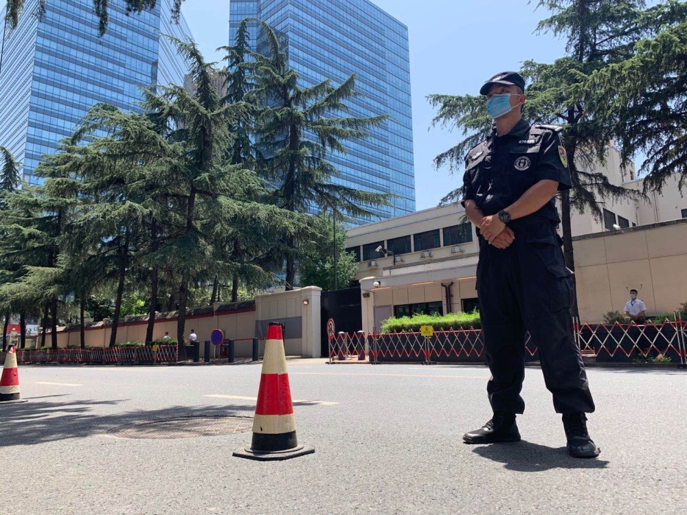 美国驻成都总领事馆|成都美总领馆关闭之后：牌标被遮挡，民众继续“打卡”