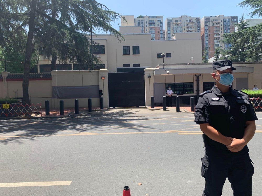 美国驻成都总领事馆|成都美总领馆关闭之后：牌标被遮挡，民众继续“打卡”