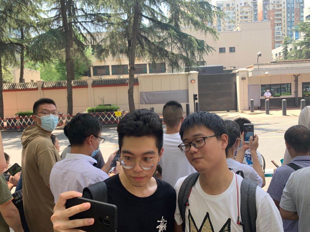 美国驻成都总领事馆|成都美总领馆关闭之后：牌标被遮挡，民众继续“打卡”