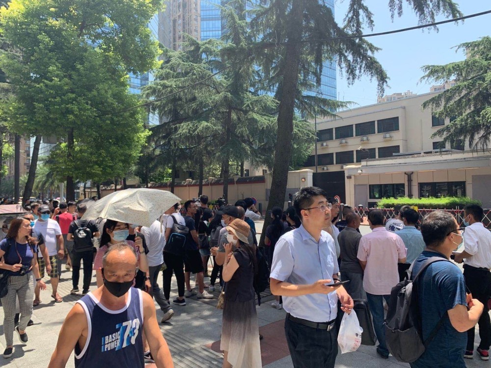 美国驻成都总领事馆|成都美总领馆关闭之后：牌标被遮挡，民众继续“打卡”