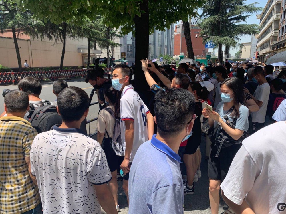 美国驻成都总领事馆|成都美总领馆关闭之后：牌标被遮挡，民众继续“打卡”