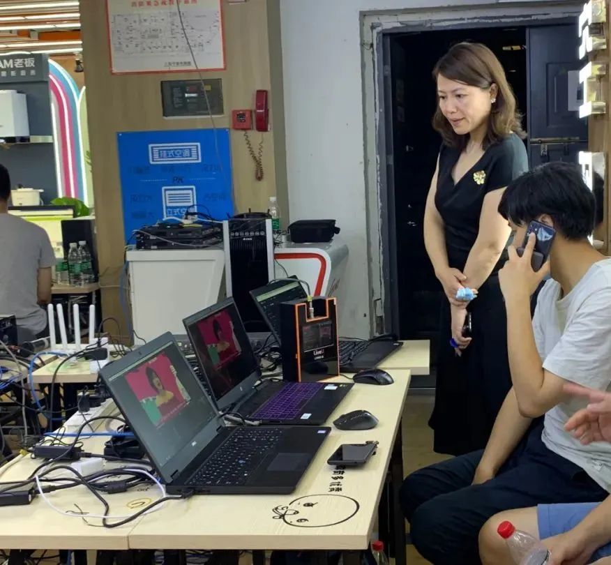 导播大哥,一脸的专注摄像老师,精益求精,把大家拍得美美哒技术组,实力