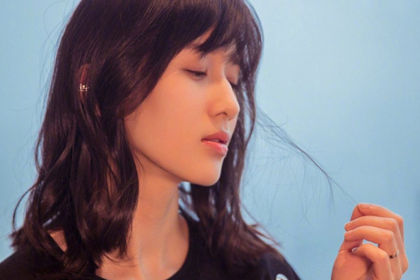 都是结婚证件照,别人都化淡妆穿白衬衣,看到papi酱:实在独特