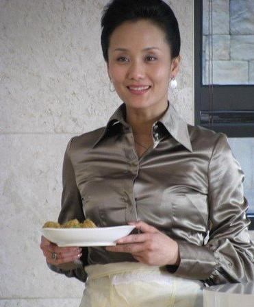 她是张翰的"母亲",52岁颜值不输赵雅芝,如今女儿成奥运冠军