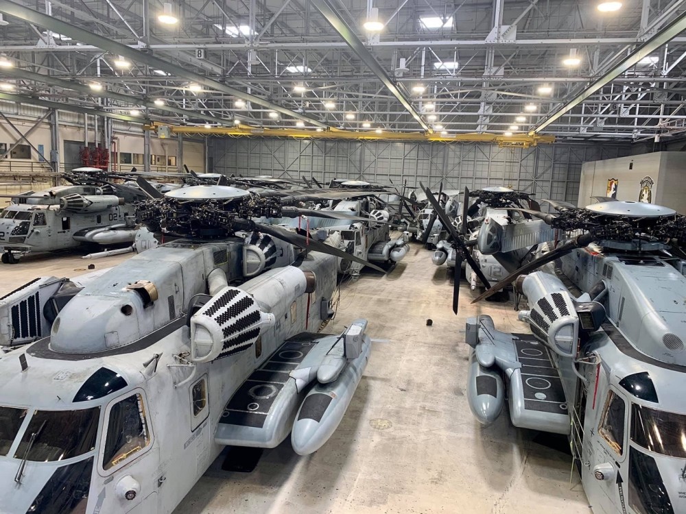 为躲避飓风,美国海军陆战队将mh-53重型直升机全部存放在机库内