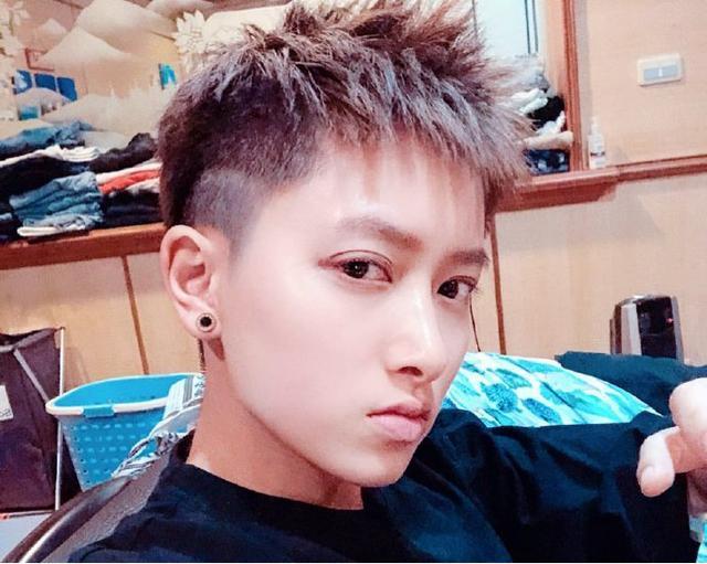 2018年,郑靓歆晒出与女友的照片公开出柜,之后她的微博动态就是带着