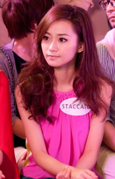 那一年,伍智恒与朋友一起出去游玩,在一个意外之下,她凭借着青春漂亮