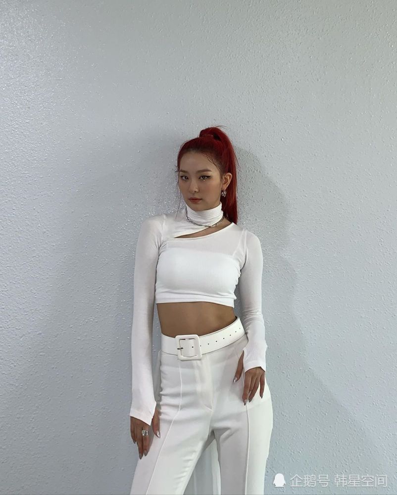 姜涩琪这一身穿搭也是全身透露着"女团感",她身材高挑,腰部纤细,身穿