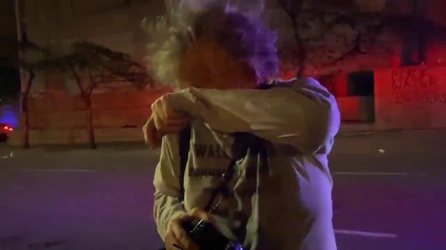 迈克·哈斯蒂|向警察喊话却遭喷胡椒喷雾，美越战老兵：美国也曾派我去施暴