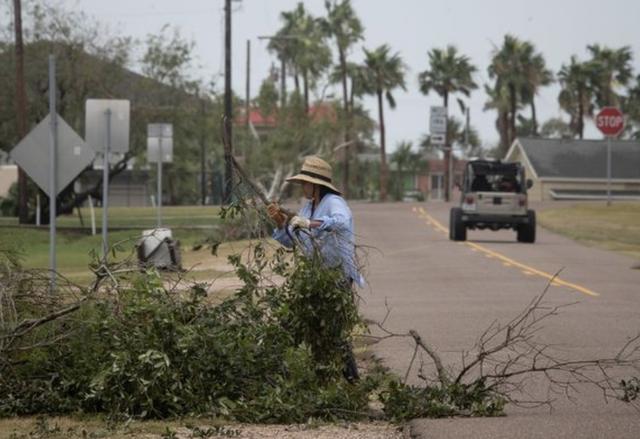 特朗普|飓风“汉娜”破坏力极强！掀翻卡车，还摧毁了特朗普建造的边境墙