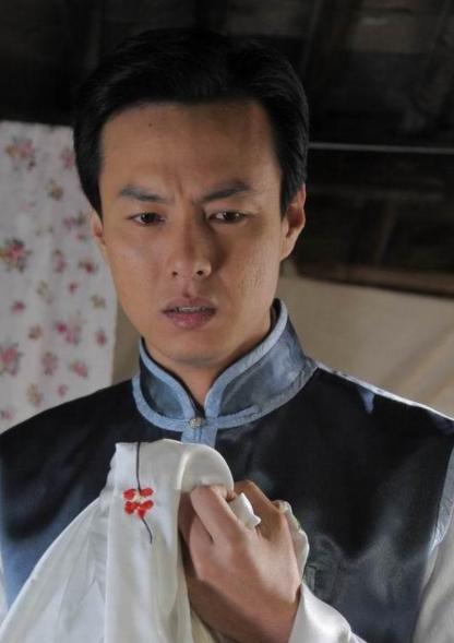 幼年的小朱铁继承了父母面貌上的优点,长相十分的帅气,而且他还对电影