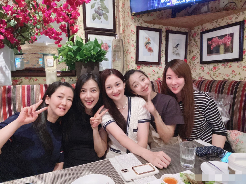 高圆圆与闺蜜小聚笑靥如花,淡妆出镜怼脸卖萌,颜值超耐打