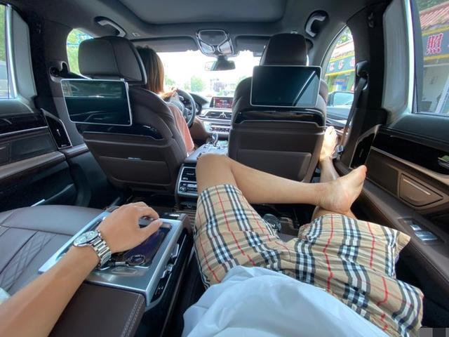 75万买宝马730,妻子坚持亲自驾驶,坐后排的丈夫惬意地翘起了腿