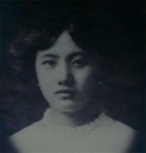 1927年,董竹君救济一位落魄青年,20年后